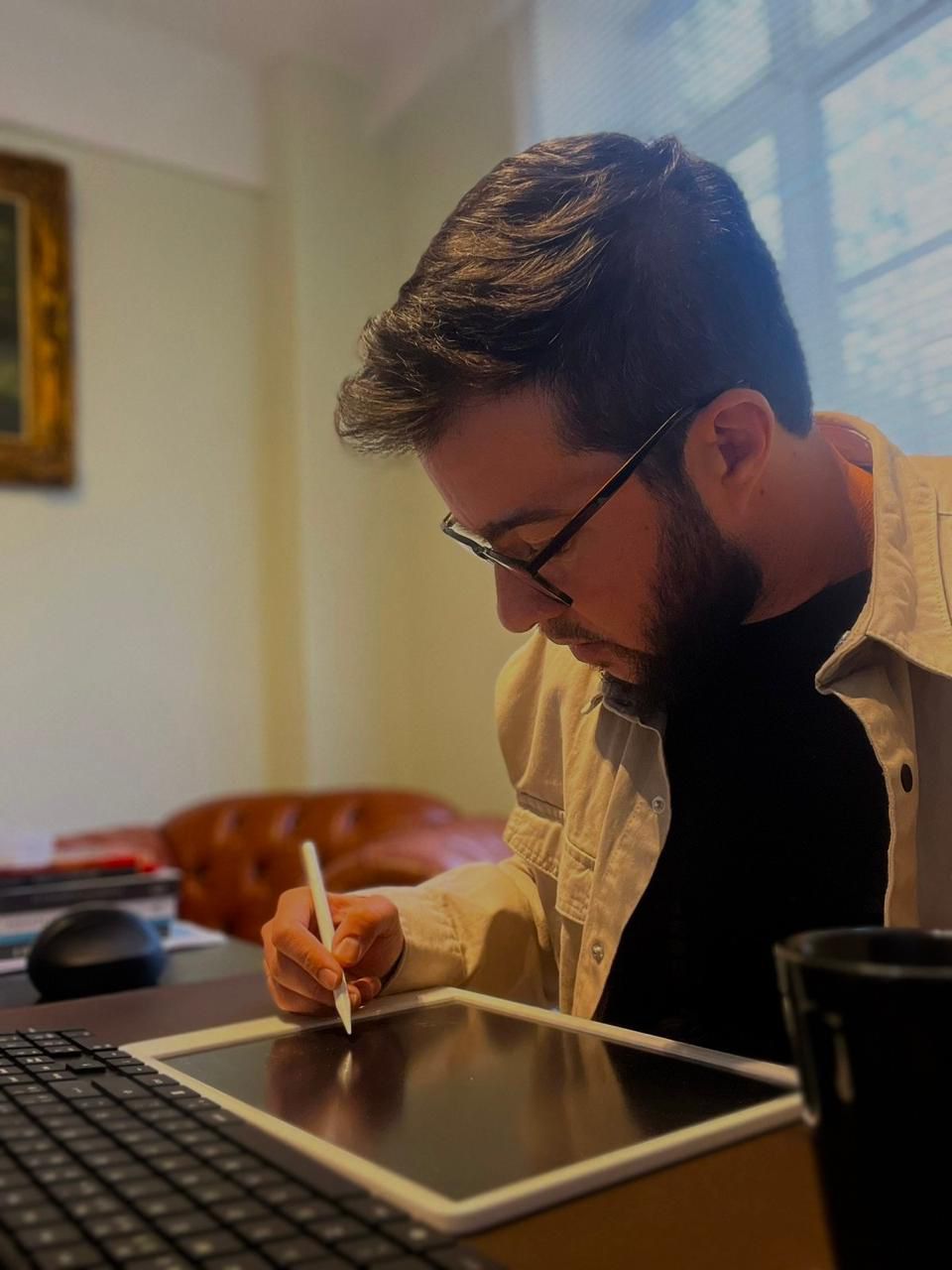 Terapeuta em sessão de estudo no escritório